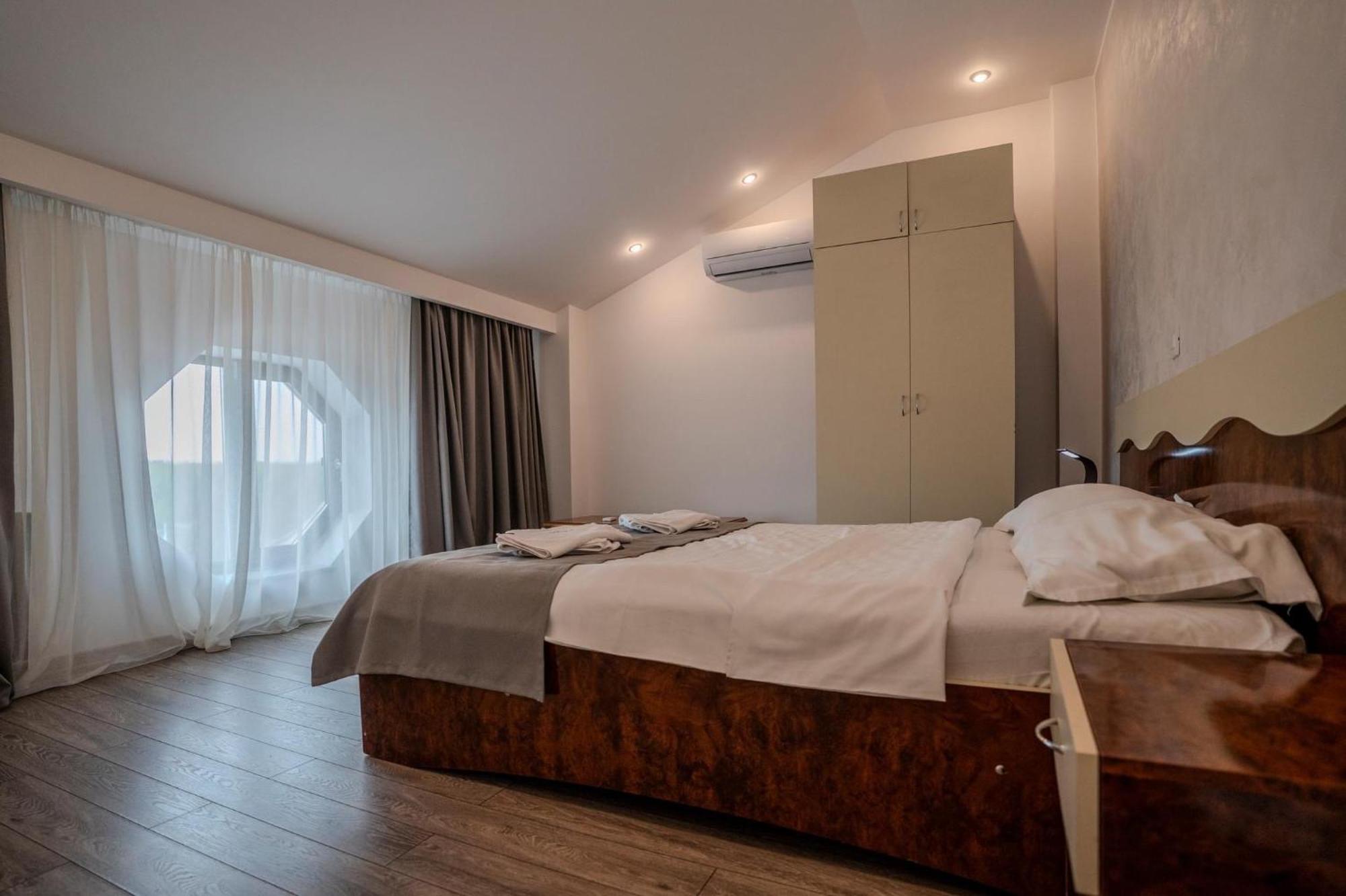 Hotel Emi Mihail Kogălniceanu Buitenkant foto