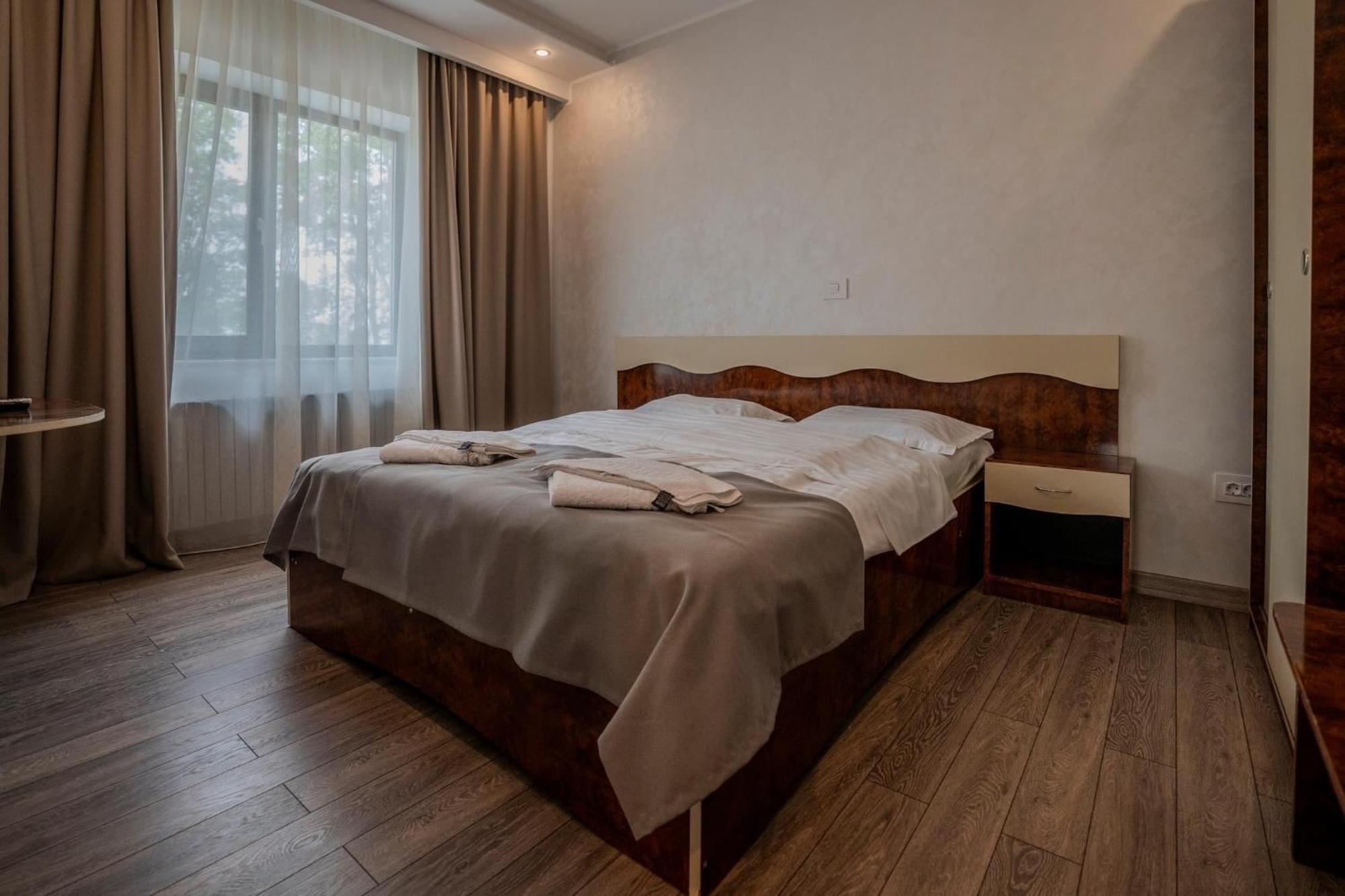 Hotel Emi Mihail Kogălniceanu Buitenkant foto